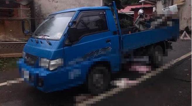 88岁吕姓妇人今（30日）清晨5时许早起做年糕，在新北市新店区湾潭路住处旁，遭62岁范姓男子驾驶的小货车撞上身亡。（翻摄）