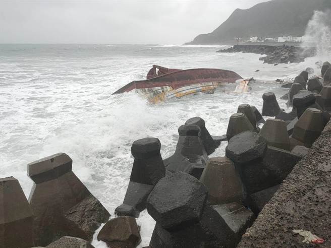 春吉8号渔船29日在新北市石门区草里渔港搁浅翻覆，4名外籍渔工自行游上岸获救，但船长却不见踪影，消防局今（30日）持续派员搜救。（翻摄）