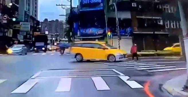 51歲卯姓男子29日7時28分駕駛計程車，行經蘆竹區中正路與忠孝東路口路口轉彎時，因未注意，不慎碰撞當時正要穿越行人穿越道的63歲蔡姓婦人。（翻攝影片）