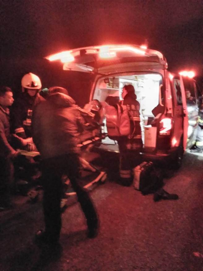 警消人员协助脱困的2名长辈预防性送医。（翻摄照片／李京升苗栗传真）