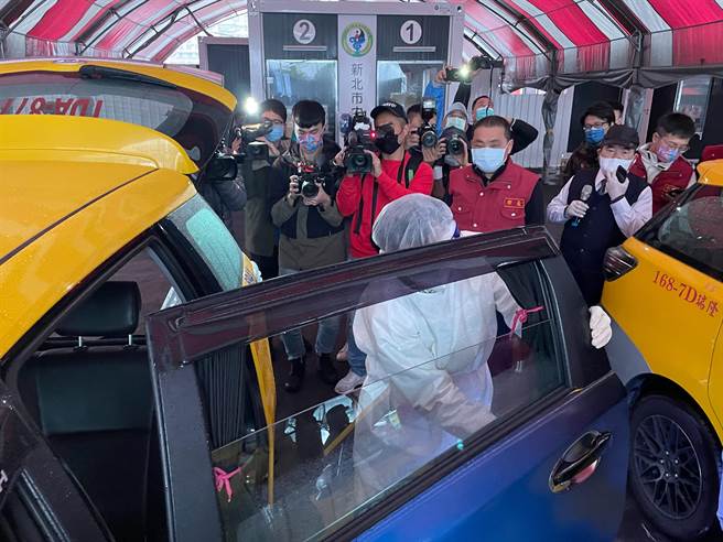 新北市長侯友宜今（30日）上午8時許前往江翠採檢站視察防疫計程車隊。（葉書宏攝）