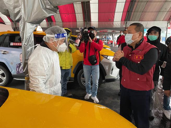 新北市長侯友宜今（30日）上午8時許前往江翠採檢站視察防疫計程車隊。（葉書宏攝）
