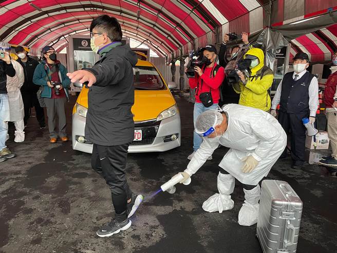 新北市長侯友宜今（30日）上午8時許前往江翠採檢站視察防疫計程車隊。（葉書宏攝）