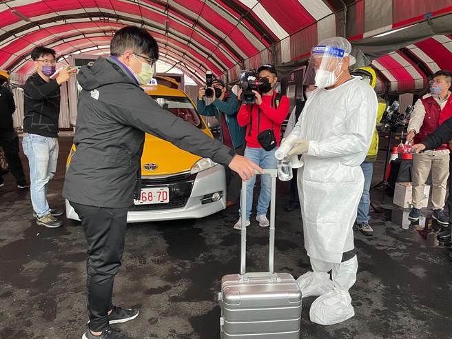 新北市長侯友宜今（30日）上午8時許前往江翠採檢站視察防疫計程車隊。（葉書宏攝）