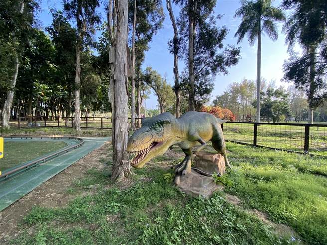 台南山上花园水道博物馆新增恐龙等装置吸引亲子同游。（台南山上花园水道博物馆提供／曹婷婷台南传真）