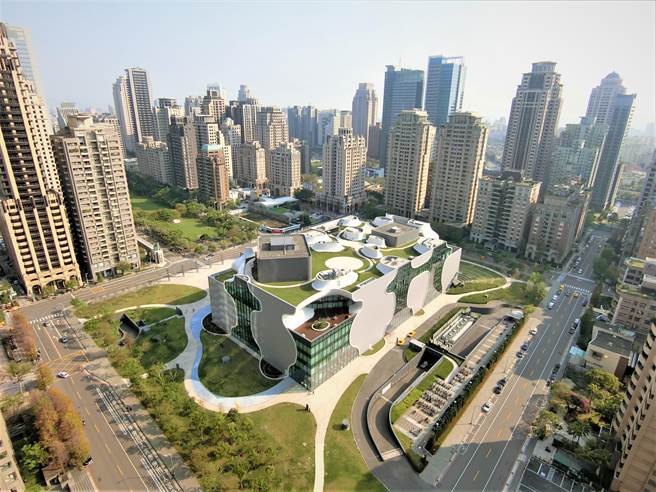 吳春山不吝分享艱困工法，做成資料與紀錄，讓建築系學生與愛好建築的民眾都可以一探究竟。（盧金足攝）