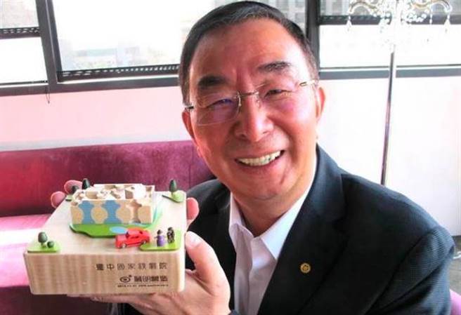 麗明營造董事長吳春山當年興建台中國家歌劇院，是神明的一張籤詩指示。（盧金足攝）