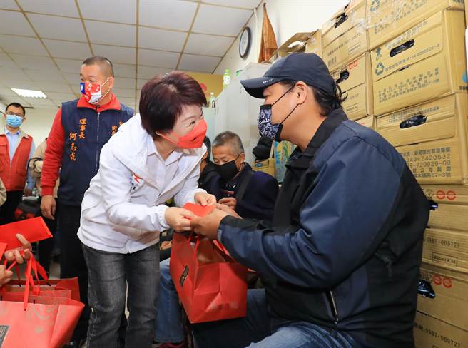 小年夜送暖，台中市長盧秀燕（左）30日到台中市街友關懷協會發送年夜飯及小紅包，陪伴街友溫馨過好年。（台中市政府提供／張妍溱台中傳真）