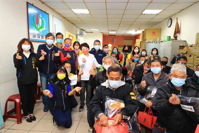 市府加碼新年禮物，贈送街友關懷協會100份快篩試劑，提供有安置和就業需求的街友使用。（台中市政府提供／張妍溱台中傳真）