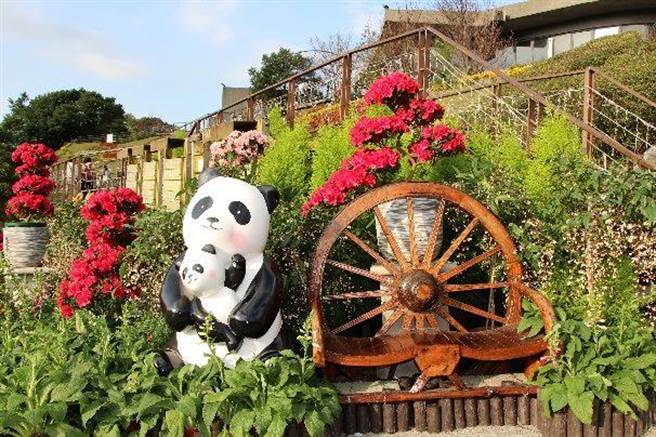 一旁还有超萌猫熊造型物、木制座椅，方便民眾打卡拍照。（台北市公园处提供）