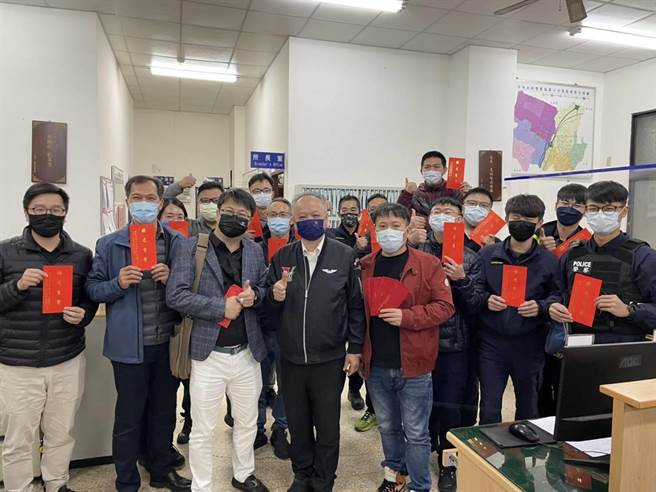 台中市警察局長蔡蒼柏29日晚間至勤務繁忙的西屯派出所發放紅包鼓勵。（民眾提供／盧金足台中傳真）