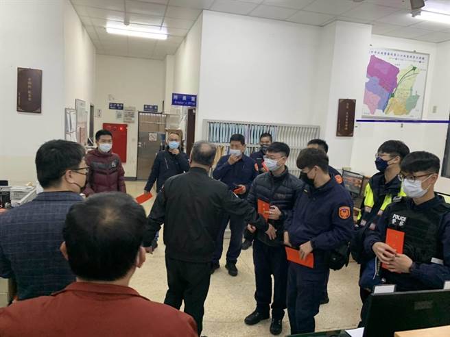 台中市警察局長蔡蒼柏感謝員警在春節期間辛苦付出，提醒執勤注意保暖，辛苦工作之餘，別忘了與家人團聚。（民眾提供／盧金足台中傳真）