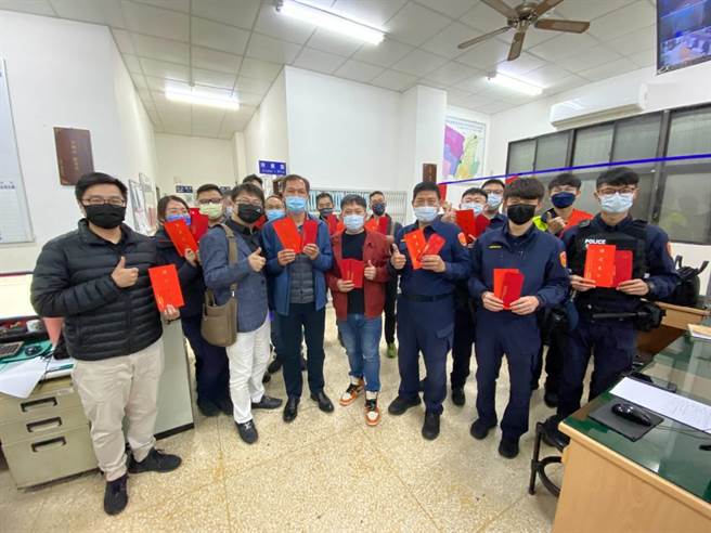 西屯警友站發放春節慰問紅包，感謝員警為民守護安全。（民眾提供／盧金足台中傳真）