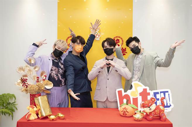 除夕由人气团体五坚情打头阵，与听眾一起守岁迎新年。（Hit Fm联播网提供）