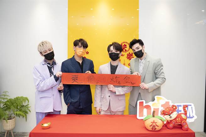 五坚情主持虎年过年特别节目写春联送给听眾。（Hit Fm联播网提供）