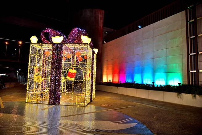 春节设礼物盒灯饰。（新北市水利局提供）