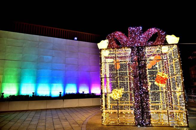 灯饰营造鸭母港沟营造喜庆氛围。（新北市水利局提供）
