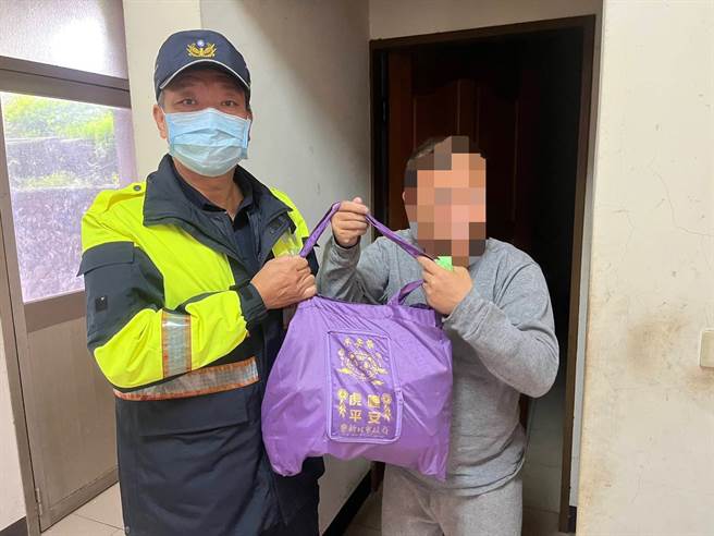 林口警分局為疏解春節年關經濟弱勢家庭生活壓力，轄內8個派出所據點協助市政府社會局發放平安袋。(林口分局提供)