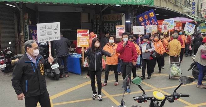 台中市烏日區仁德守望相助隊與市議員吳瓊華、警察、消防單位，上午在市場繞街宣導。(吳瓊華提供／林欣儀台中傳真)