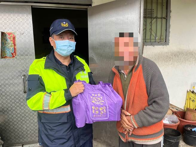 林口警分局為疏解春節年關經濟弱勢家庭生活壓力，轄內8個派出所據點協助市政府社會局發放平安袋。(林口分局提供)