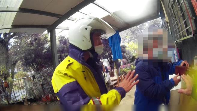 员警向被害人积极解说假检警诈骗手法。（翻摄照片／林郁平台北传真）