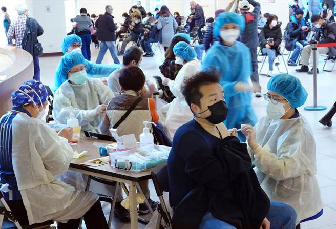 一名網友表示，前兩劑都是打AZ，但只有第一劑有副作用，沒想到近日混打了第三劑BNT，強大的副作用令他十分難受，貼文引起網友熱烈討論。（圖／示意圖，記者姚志平攝影）