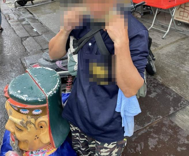 洪男身着神明装贩售饼乾还吐槟榔渣，让附近居民不堪其扰报警。（读者提供／高雄洪靖宜传真）