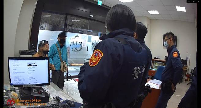 警方通知陳婦的家屬到派出所，將陳婦平安帶返回家。（翻攝照片／林郁平台北傳真）