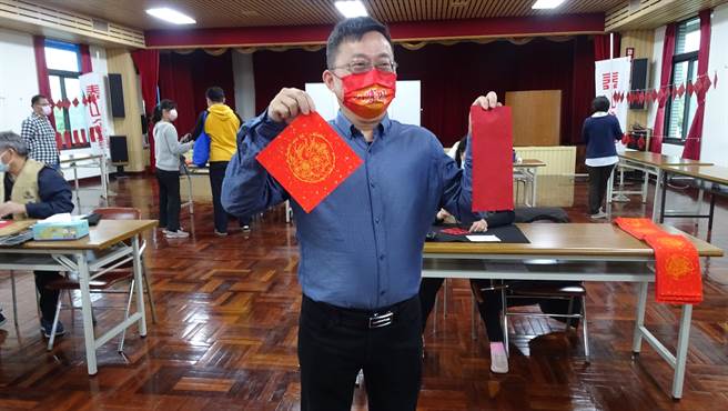 陈贤文展示一般印刷春联（右）与手工茶渣春联（左）纸质与味道不同。（泰山企业提供／谢琼云彰化传真）