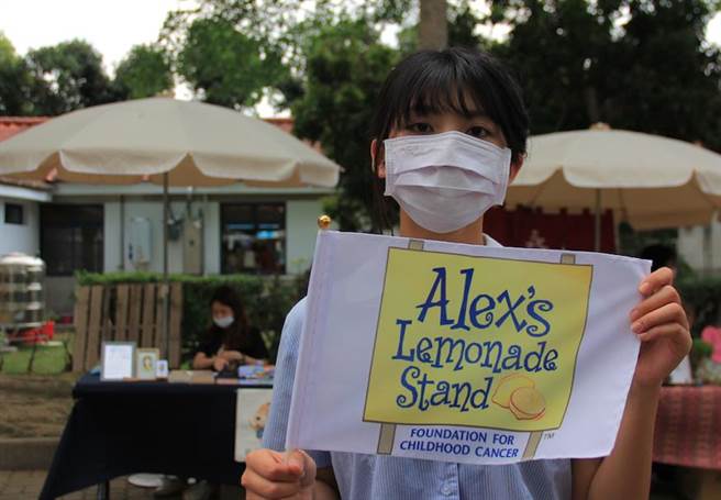 南投高中學子參加中興新村轆轆市集義賣活動，與美國癌童基金會合作，協助病童。(教育部提供／李侑珊台北傳真)