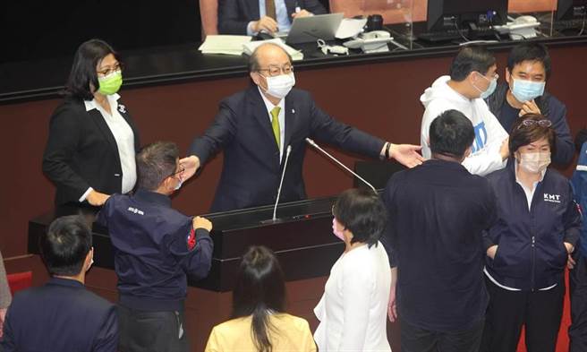 立法院临时会最后一天继续审查中央政府总预算案，表决前民进党团总召柯建铭批评国民党EQ和IQ退化，国民党立委蜂拥包围发言台表达抗议。（资料照/张铠乙摄）
