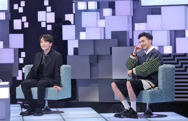 歌手黃偉晉（右）、邱鋒澤上《36題》分享出道的趣事。（公視提供）