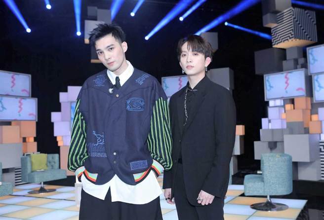 歌手黃偉晉（左）、邱鋒澤是「五堅情」的成員。（公視提供）