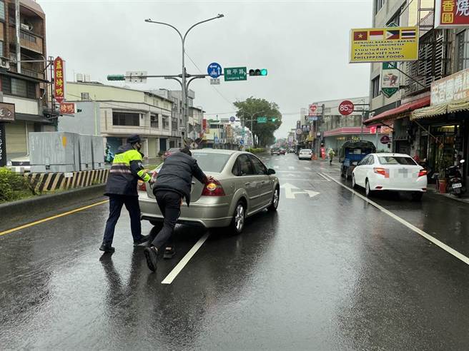老翁駕車拋錨佇路中警冒雨推車救援。(警方提供／呂筱蟬桃園傳真)