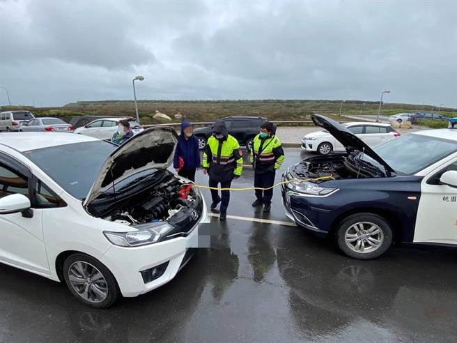萬華男買完漁貨車拋錨在竹圍漁港，大園警發現立即冒雨幫接電助解危。(警方提供／蔡依珍桃園傳真)