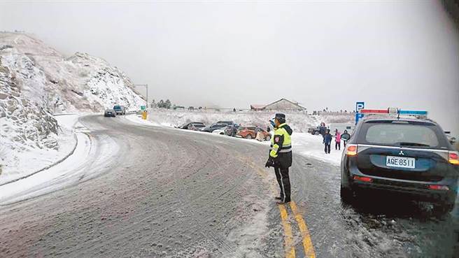 今天受大陸冷氣團影響，台14甲線合歡山區路段今晚低溫恐達冰點以下，有固態降水或路面結冰機率，公路總局為確保用路安全，傍晚5時起，預警性封閉台14甲線翠峰至大禹嶺（18k~41.5k）等路段，只出不進。（報系資料照）