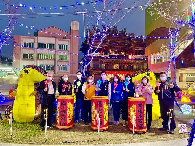 台中市南屯區公所與水安宮為增添年節喜慶氛圍，共同合辦「2022咖愛南屯 福虎生豐」燈飾裝置藝術。（台中市南屯區公所提供／盧金足台中傳真）