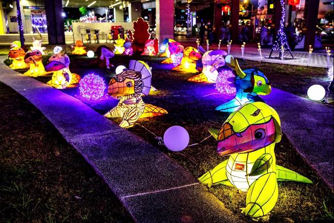 「2022咖愛南屯 福虎生豐」燈飾裝置藝術，即日起至2月21日止於水安公園舉行。（台中市南屯區公所提供／盧金足台中傳真）