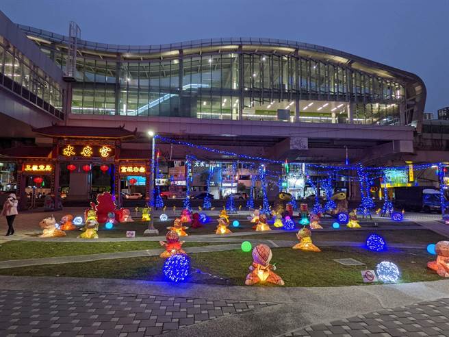 南屯區長林秋萬代表台中市長盧秀燕，邀請市民朋友闔家前來賞燈，感受溫馨的光之旅，留下美好的回憶。（台中市南屯區公所提供／盧金足台中傳真）