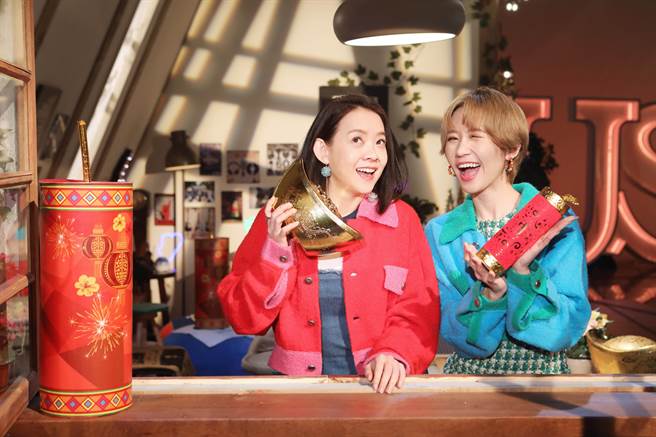 曾宝仪与Lulu一起主持《姐妹们的音乐万万岁》，也许下虎年新希望。（公视提供）