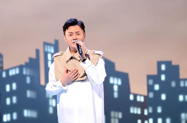 《姐妹们的音乐万万岁》邀请台语歌王许富凯当来宾。（公视提供）