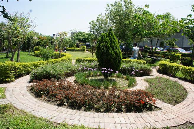 云林县二崙乡崙西公园原本是空气品质净化区，在社区志工多年打造之下，有大片绿草皮、2个生态池、2座凉亭、红砖步道、菜园、泡茶区。（周丽兰摄）