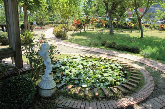 云林县二崙乡崙西公园原本是空气品质净化区，在社区志工多年打造之下，有大片绿草皮、2个生态池、2座凉亭、红砖步道、菜园、泡茶区。（周丽兰摄）