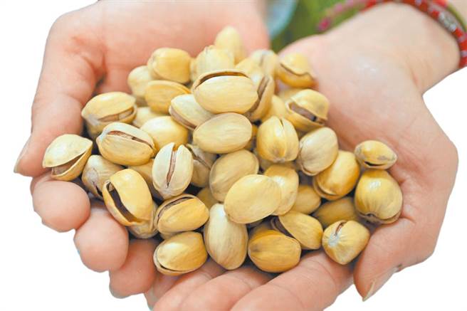 有網友抱怨年終只拿到一包開心果，讓他氣憤離職。（本報系資料照片）