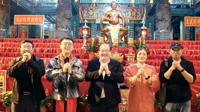 祝福两岸人民新年快乐，左起张健挺、王品博、李乾龙、王炜、李正旭。（图：太阳星网路科技公司提供）