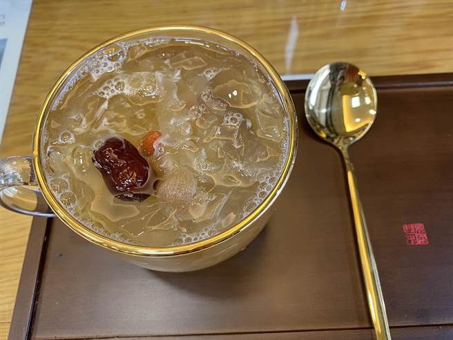 洪郁婷推出四季皆宜的「烧爱玉」养生甜品，风味口感有惊喜。（廖素慧摄）