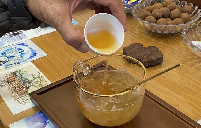 「烧爱玉」吃掉一部分后再加入红茶，有不同风味。（廖素慧摄）