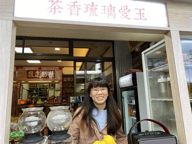 洪郁婷返回山上摆摊卖茶饮，获得客人回响很多。（廖素慧摄）
