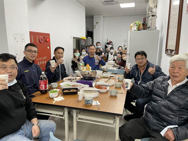 桃市議員感念員警辛勞年節加菜慰勞警察。(警方提供／呂筱蟬桃園傳真)