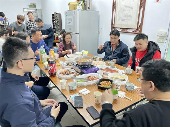 桃市議員感念員警辛勞年節加菜慰勞警察。(警方提供／呂筱蟬桃園傳真)